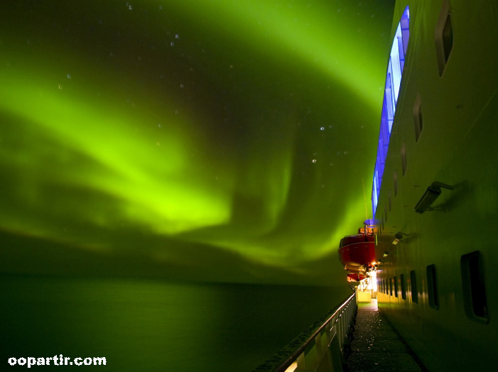 Aurore boréale sur un navire Hurtigruten ©  Ivan Mervillie