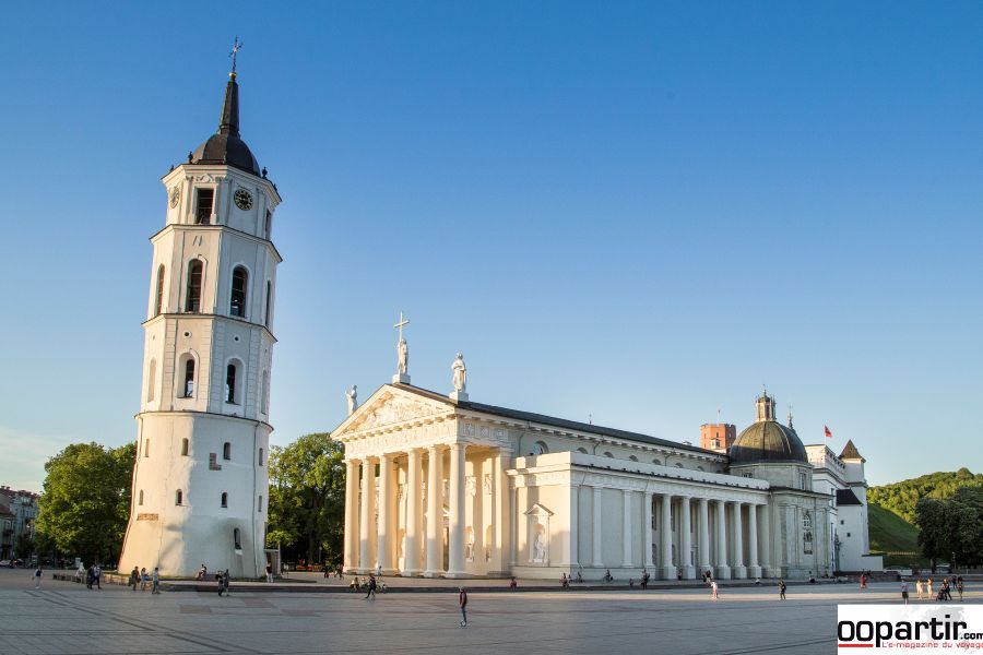 Vilnius, la place de la cathédrale © infotourlituanie .fr